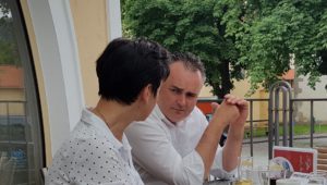 Minister Doskozil in Freistadt bei Konditorei Lubinger